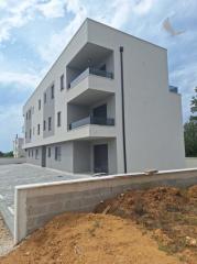 Chorvátsko-Na predaj apartmán so strešnou terasou a bazénom - Privlaka