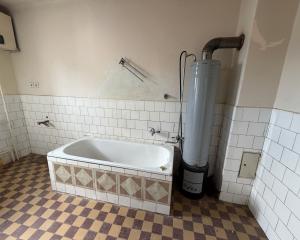 Priestranný rodinný dom s veľkou záhradou - Lopej