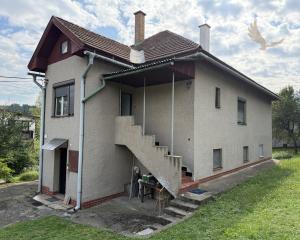 Priestranný rodinný dom s veľkou záhradou - Lopej