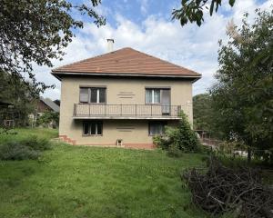 Priestranný rodinný dom s veľkou záhradou - Lopej
