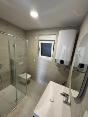 Chorvátsko -Novostavba apartmán 3x spálňa so strešnou terasou a výhľadom na more v Privlake
