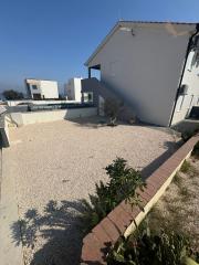 Chorvátsko, ostrov Vir : Na predaj apartmán s galériou a záhradou – len 80 m od mora
