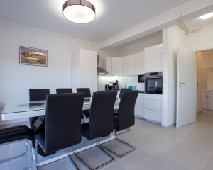 Na predaj: Priestranný 4 izbový apartmán na ostrove Vir v Chorvátsku