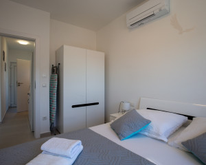 Na predaj: Priestranný 4 izbový apartmán na ostrove Vir v Chorvátsku