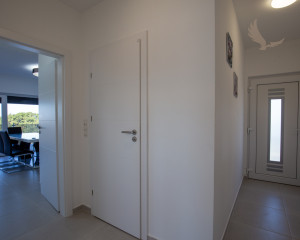 Na predaj: Priestranný 4 izbový apartmán na ostrove Vir v Chorvátsku
