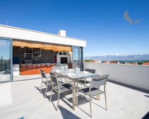 Chorvátsko - PENTHOUSE 72 m² S VEĽKOU STREŠNOU TERASOU A PANORAMATICKÝM VÝHĽADOM NA MORE