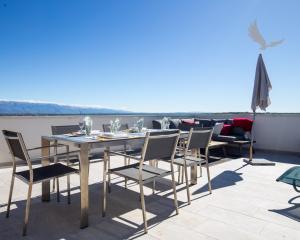 Chorvátsko - PENTHOUSE 72 m² S VEĽKOU STREŠNOU TERASOU A PANORAMATICKÝM VÝHĽADOM NA MORE