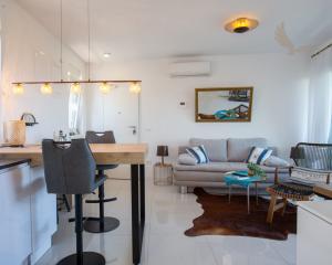 Chorvátsko - PENTHOUSE 72 m² S VEĽKOU STREŠNOU TERASOU A PANORAMATICKÝM VÝHĽADOM NA MORE
