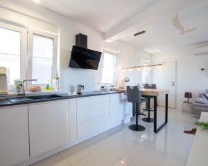 Chorvátsko - PENTHOUSE 72 m² S VEĽKOU STREŠNOU TERASOU A PANORAMATICKÝM VÝHĽADOM NA MORE