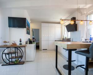 Chorvátsko - PENTHOUSE 72 m² S VEĽKOU STREŠNOU TERASOU A PANORAMATICKÝM VÝHĽADOM NA MORE