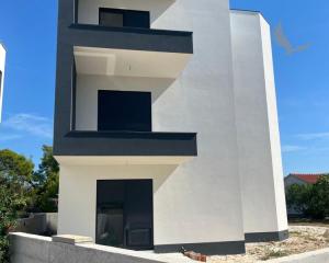 Chorvátsko - Novostavba apartmánu v centre ostrova Vir s výhľadom na more