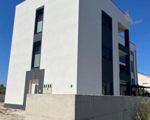 Chorvátsko - Novostavba apartmánu v centre ostrova Vir s výhľadom na more