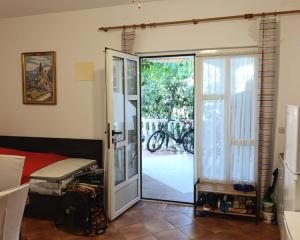 Chorvátsko- Apartmán so záhradou len 450m od mora