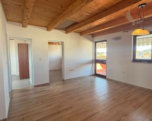Chorvátsko - Apartmán 82m2  len 80m od pláže