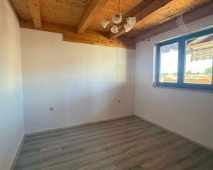 Chorvátsko - Apartmán 82m2  len 80m od pláže