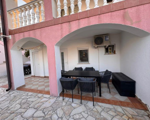 Chorvátsko, ostrov Vir - Na predaj útulný apartmán so záhradou!