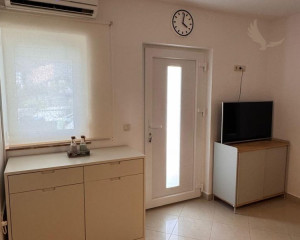 Chorvátsko, ostrov Vir - Na predaj útulný apartmán so záhradou!