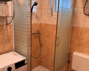 Chorvátsko, ostrov Vir - Na predaj útulný apartmán so záhradou!
