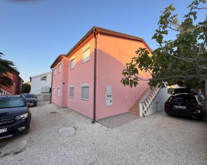 Chorvátsko, ostrov Vir - Na predaj útulný apartmán so záhradou!