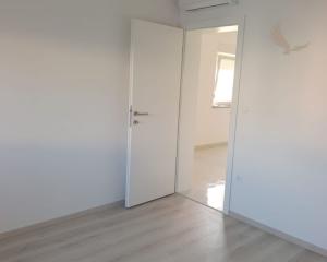 Chorvátsko - Novostavba apartmánu v tichej lokalite blízko lesa v Nin - Zaton