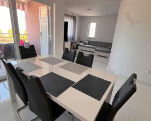 Chorvátsko, ostrov Vir - Na predaj 3 izbový apartmán s výhľadom na more!
