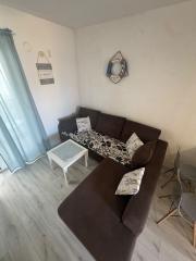 CHORVÁTSKO, VIR – Čarovný 3-izbový apartmán s podlahovým kúrením, krbom a predzáhradkou len 350 m od mora