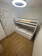 CHORVÁTSKO, VIR – Čarovný 3-izbový apartmán s podlahovým kúrením, krbom a predzáhradkou len 350 m od mora