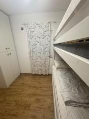 CHORVÁTSKO, VIR – Čarovný 3-izbový apartmán s podlahovým kúrením, krbom a predzáhradkou len 350 m od mora