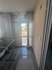 CHORVÁTSKO, VIR – Čarovný 3-izbový apartmán s podlahovým kúrením, krbom a predzáhradkou len 350 m od mora