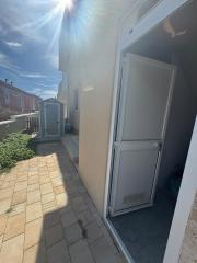 CHORVÁTSKO, VIR – Čarovný 3-izbový apartmán s podlahovým kúrením, krbom a predzáhradkou len 350 m od mora