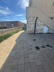 CHORVÁTSKO, VIR – Čarovný 3-izbový apartmán s podlahovým kúrením, krbom a predzáhradkou len 350 m od mora