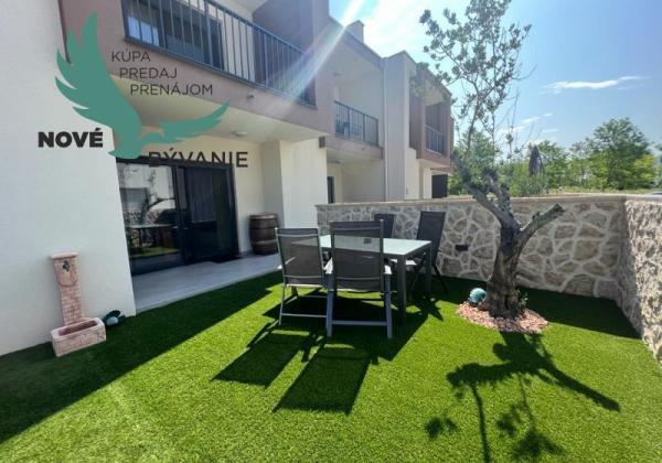 Novostavba trojpodlažný apartmán so záhradou aj strešnou terasou v Chorvátsku v Privlake