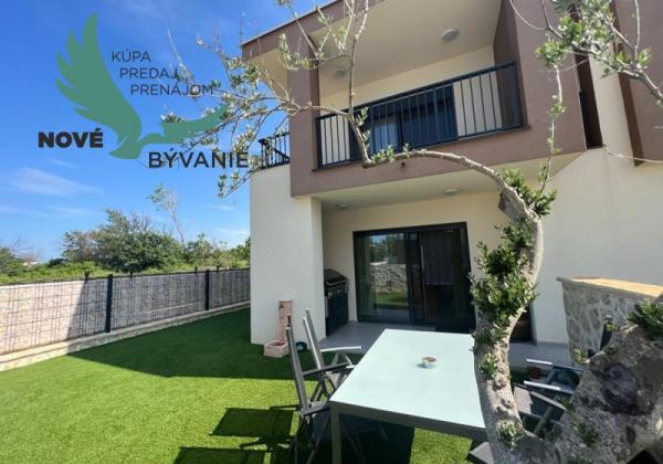 Novostavba trojpodlažný apartmán so záhradou aj strešnou terasou v Chorvátsku v Privlake