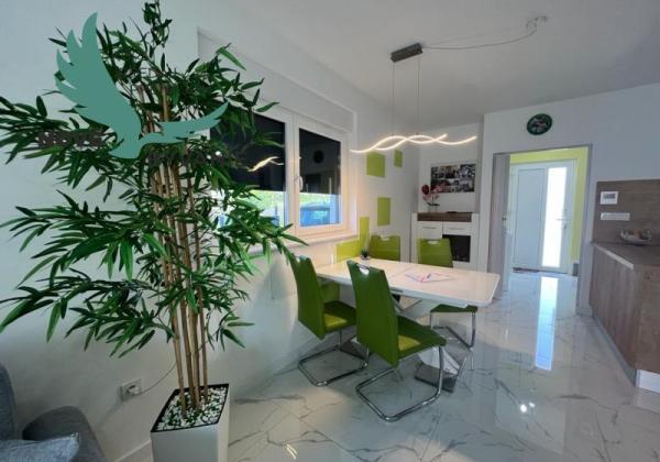 Novostavba trojpodlažný apartmán so záhradou aj strešnou terasou v Chorvátsku v Privlake