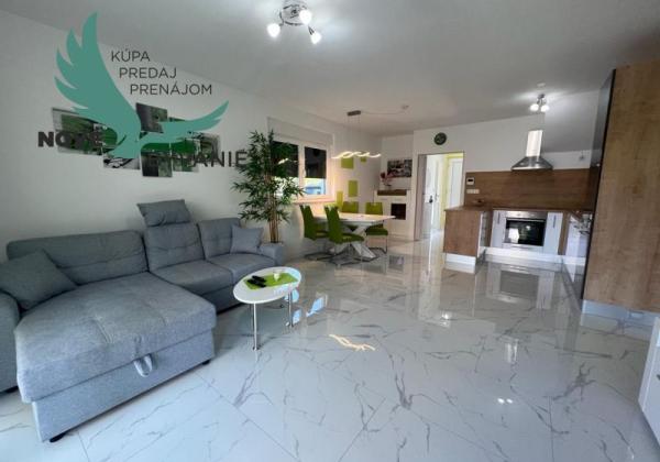 Novostavba trojpodlažný apartmán so záhradou aj strešnou terasou v Chorvátsku v Privlake