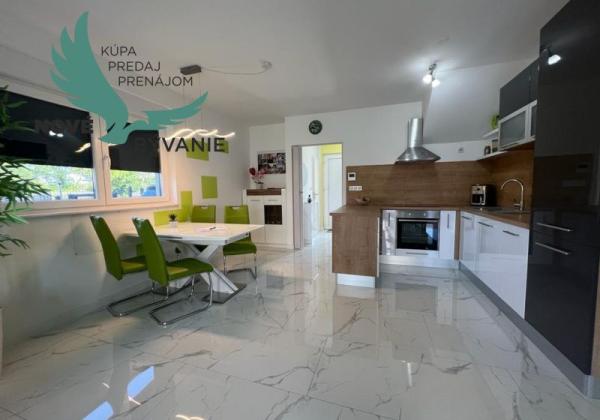 Novostavba trojpodlažný apartmán so záhradou aj strešnou terasou v Chorvátsku v Privlake