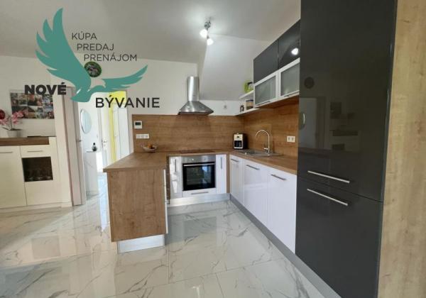 Novostavba trojpodlažný apartmán so záhradou aj strešnou terasou v Chorvátsku v Privlake