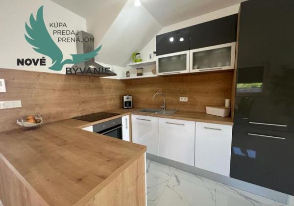 Novostavba trojpodlažný apartmán so záhradou aj strešnou terasou v Chorvátsku v Privlake