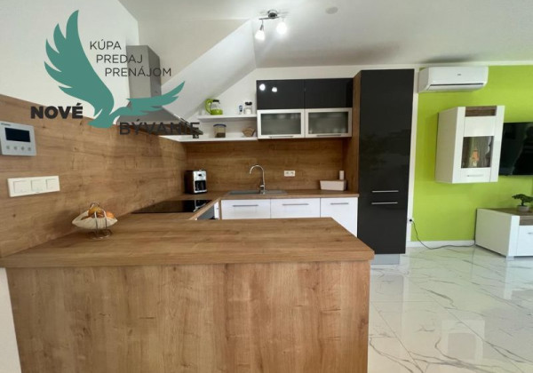 Novostavba trojpodlažný apartmán so záhradou aj strešnou terasou v Chorvátsku v Privlake