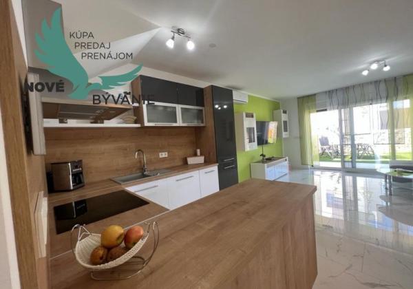 Novostavba trojpodlažný apartmán so záhradou aj strešnou terasou v Chorvátsku v Privlake