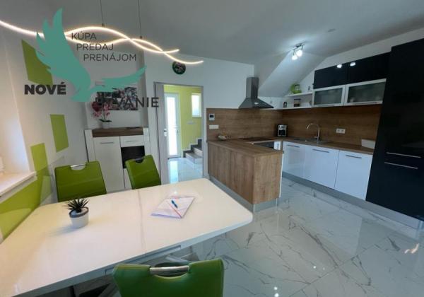 Novostavba trojpodlažný apartmán so záhradou aj strešnou terasou v Chorvátsku v Privlake