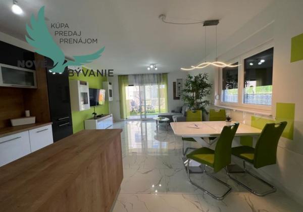 Novostavba trojpodlažný apartmán so záhradou aj strešnou terasou v Chorvátsku v Privlake