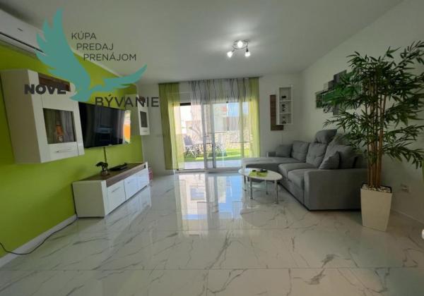 Novostavba trojpodlažný apartmán so záhradou aj strešnou terasou v Chorvátsku v Privlake