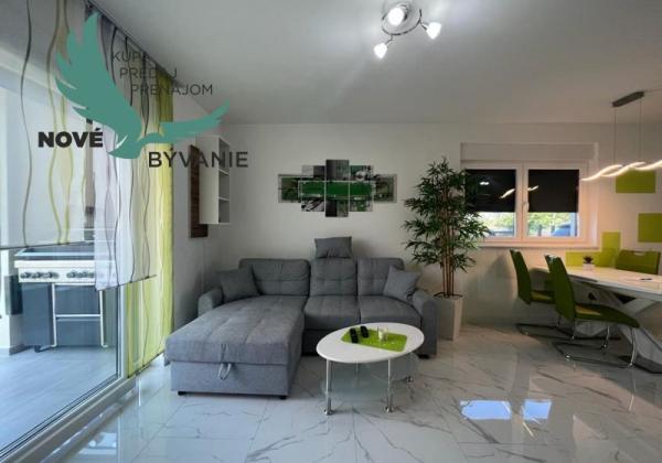 Novostavba trojpodlažný apartmán so záhradou aj strešnou terasou v Chorvátsku v Privlake