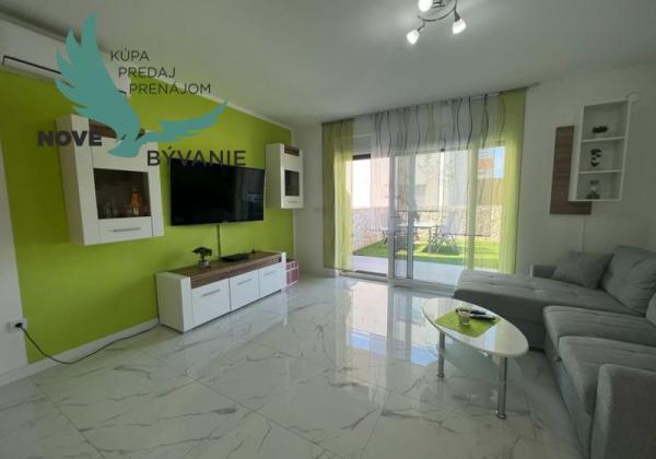 Novostavba trojpodlažný apartmán so záhradou aj strešnou terasou v Chorvátsku v Privlake