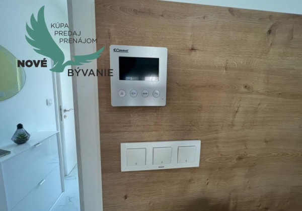 Novostavba trojpodlažný apartmán so záhradou aj strešnou terasou v Chorvátsku v Privlake