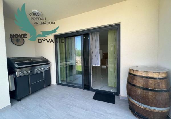 Novostavba trojpodlažný apartmán so záhradou aj strešnou terasou v Chorvátsku v Privlake