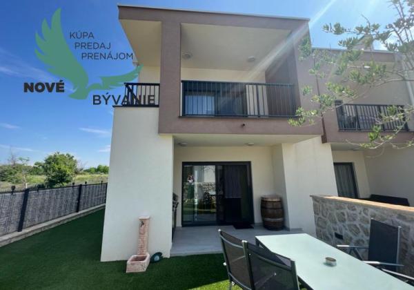 Novostavba trojpodlažný apartmán so záhradou aj strešnou terasou v Chorvátsku v Privlake