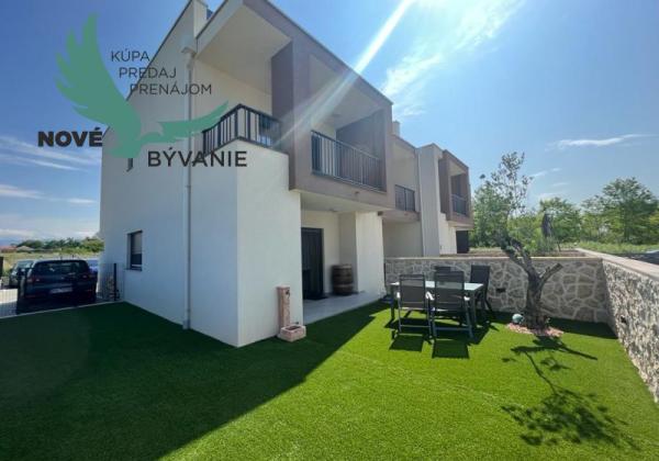 Novostavba trojpodlažný apartmán so záhradou aj strešnou terasou v Chorvátsku v Privlake