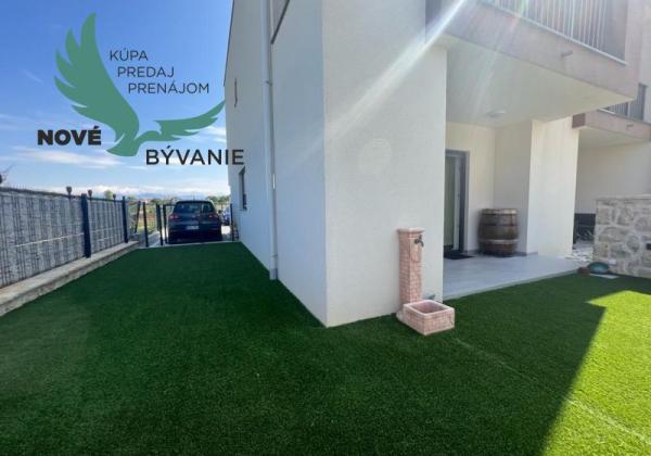 Novostavba trojpodlažný apartmán so záhradou aj strešnou terasou v Chorvátsku v Privlake